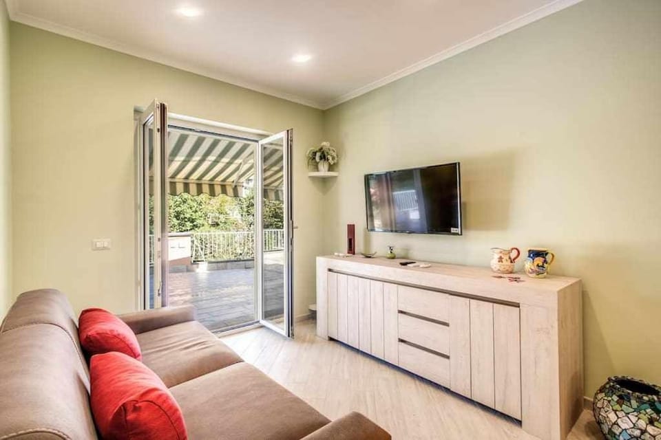 Communal lounge/ TV room, Facade/entrance