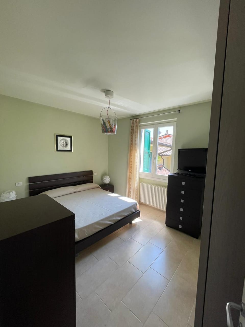 Photo of the whole room, Bedroom, wardrobe