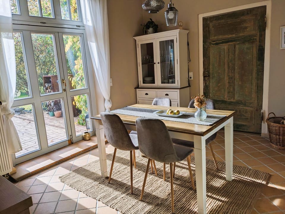 Dining area, kitchen