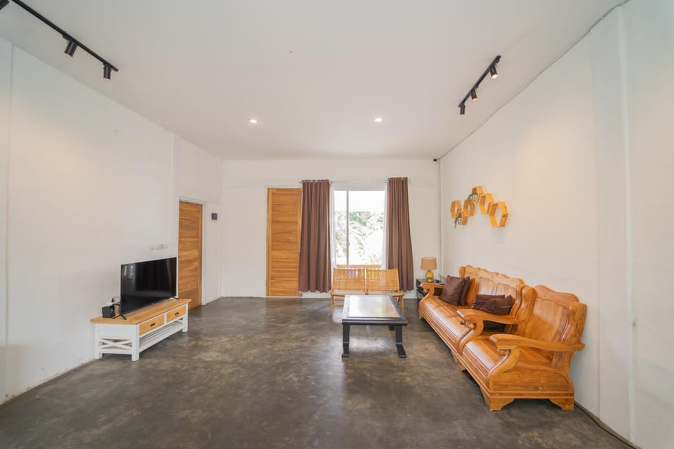 Communal lounge/ TV room, TV and multimedia, Living room, Seating area, Evening entertainment
