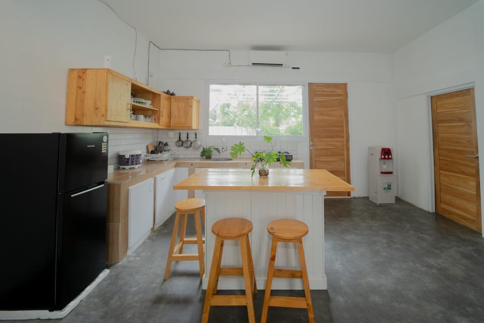 Kitchen or kitchenette, Dining area, minibar, stove