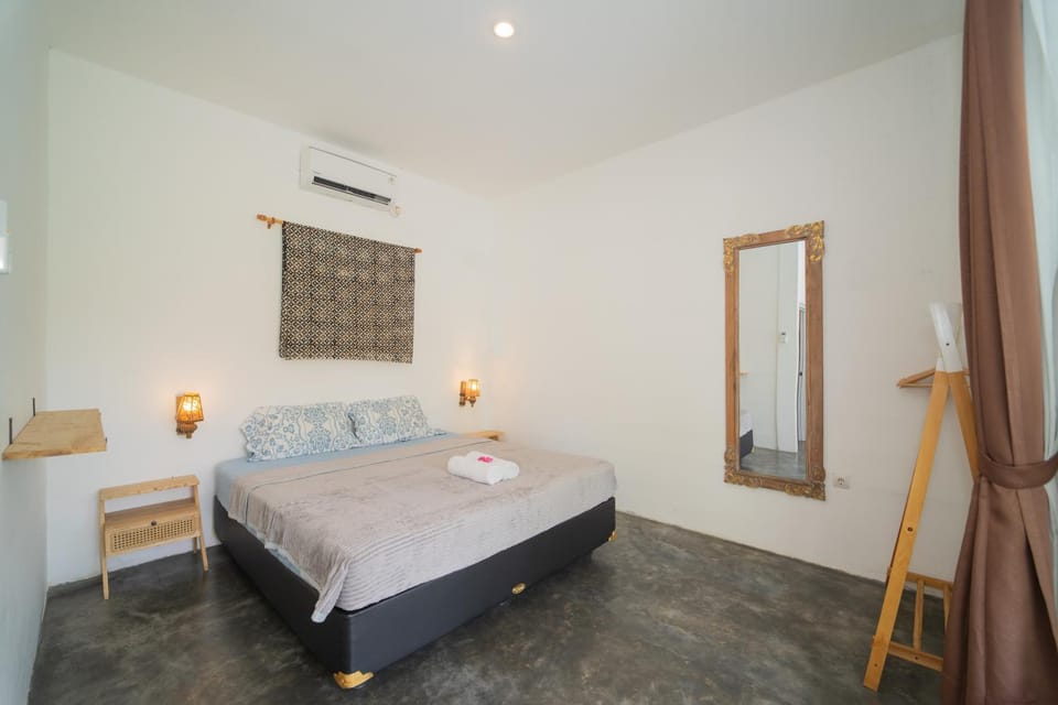 Bed, Photo of the whole room, Bedroom, towels, air conditioner