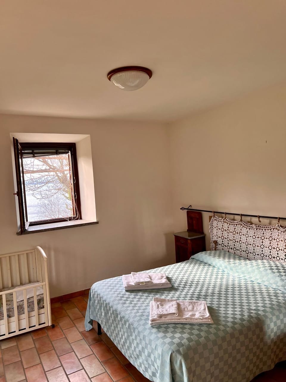 Bed, Photo of the whole room, Bedroom, towels