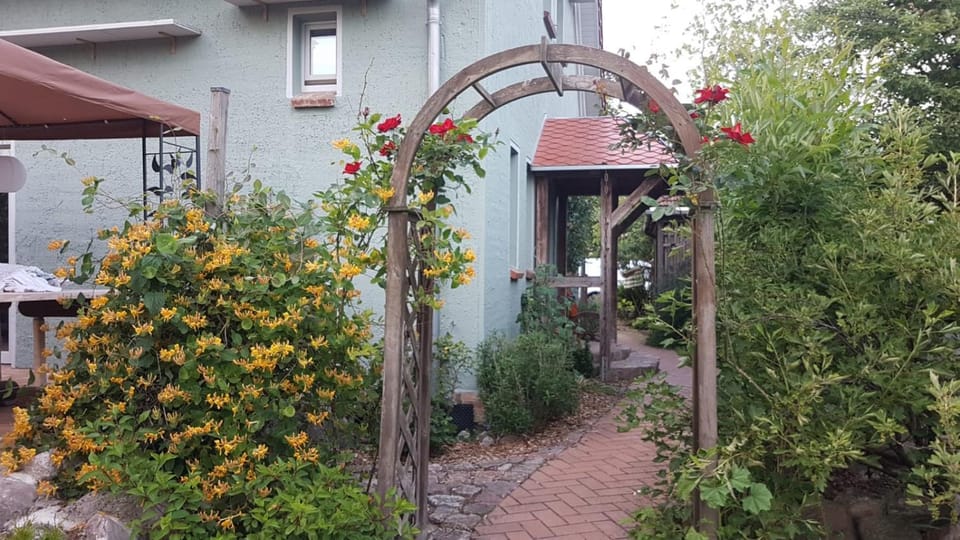 Property building, Day, Garden, Garden, Garden view