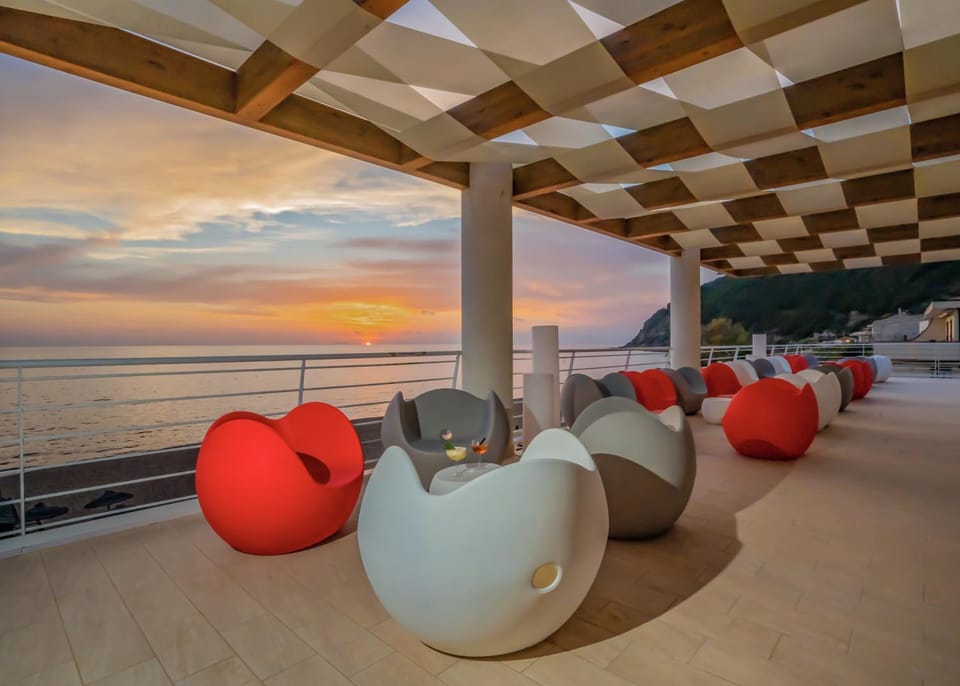 Restaurant/places to eat, Balcony/Terrace, Lounge or bar