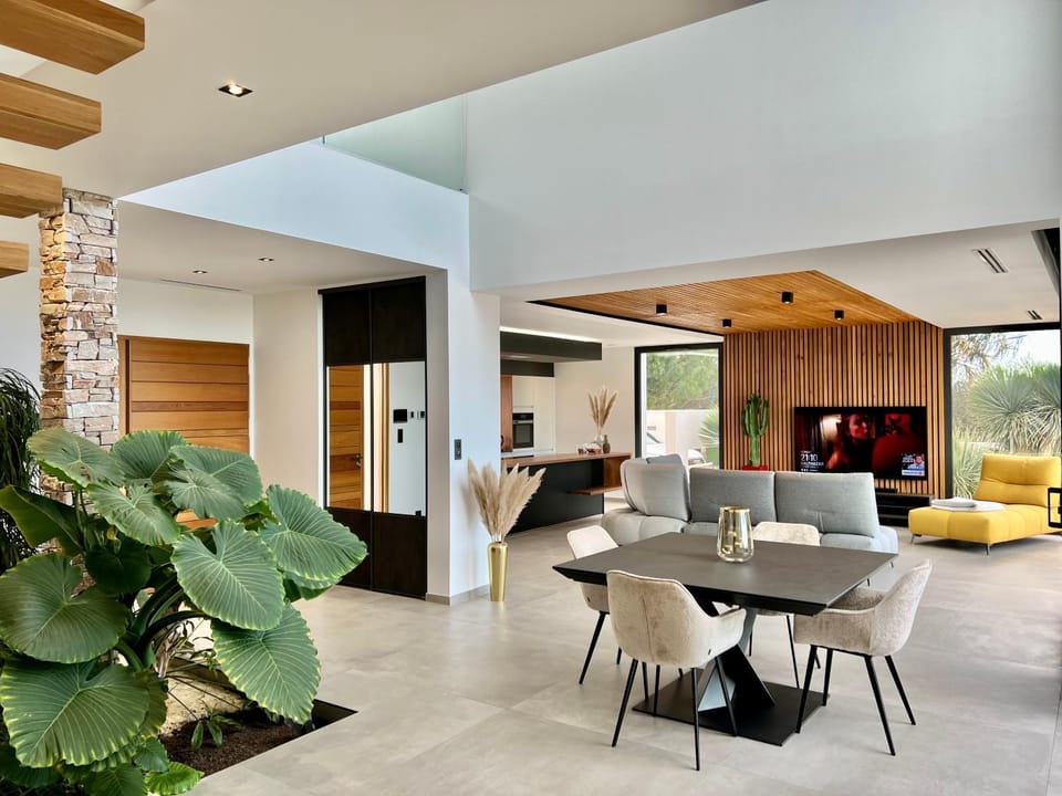 TV and multimedia, Kitchen or kitchenette, Living room, Seating area, Dining area