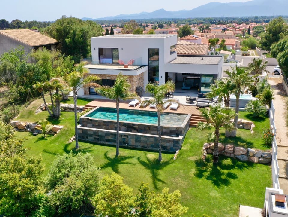 Property building, Day, Natural landscape, Bird's eye view, Garden, Garden view, Pool view, Swimming pool, sunbed