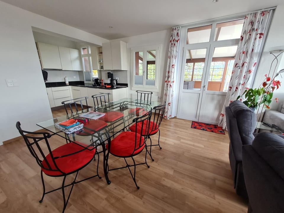 Kitchen or kitchenette, Dining area