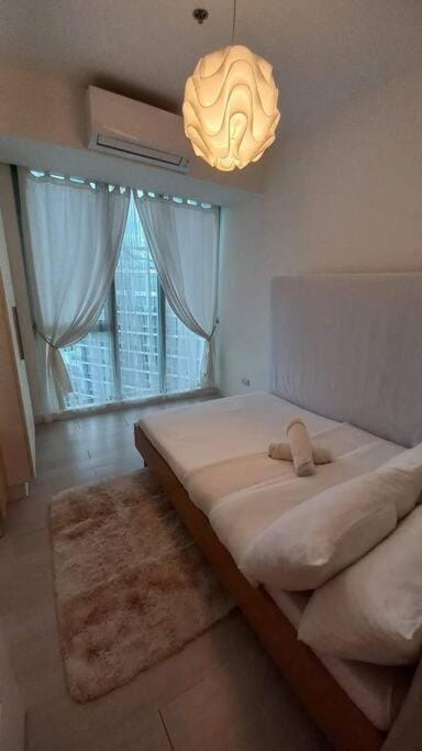 Azure SKYVIEW PENTHOUSE minimalist unit Apartment in Paranaque