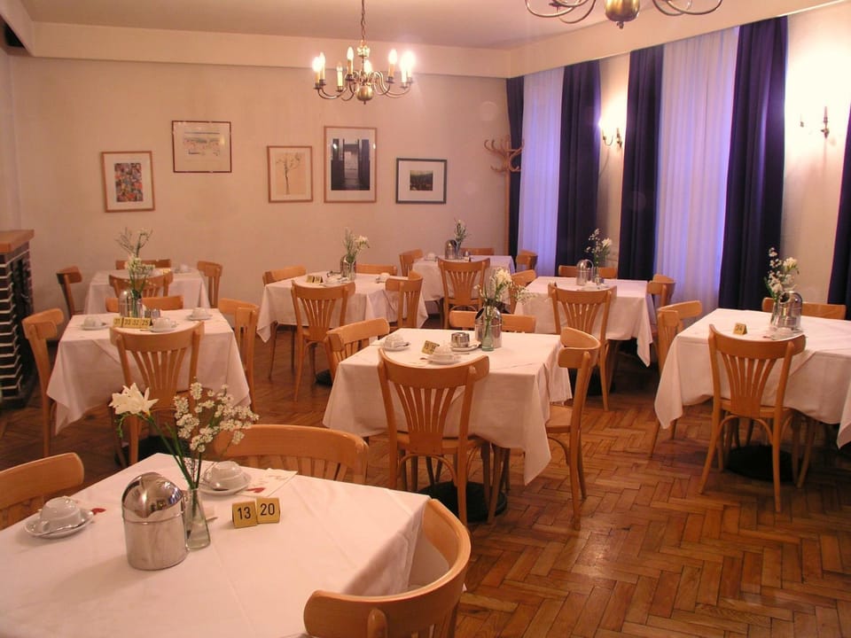 Restaurant/places to eat, Seating area