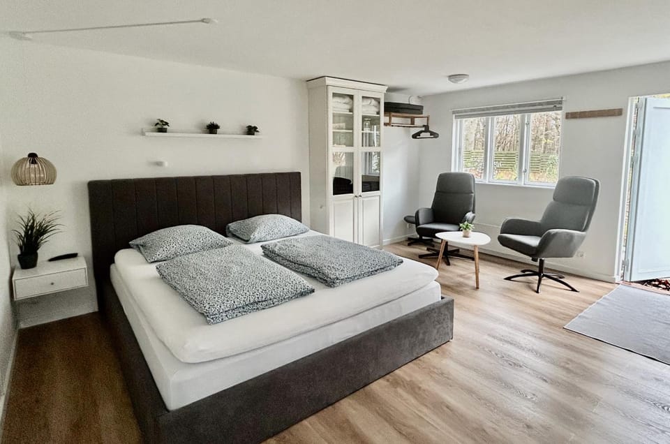 Property building, Bed, Photo of the whole room, Seating area, Bedroom