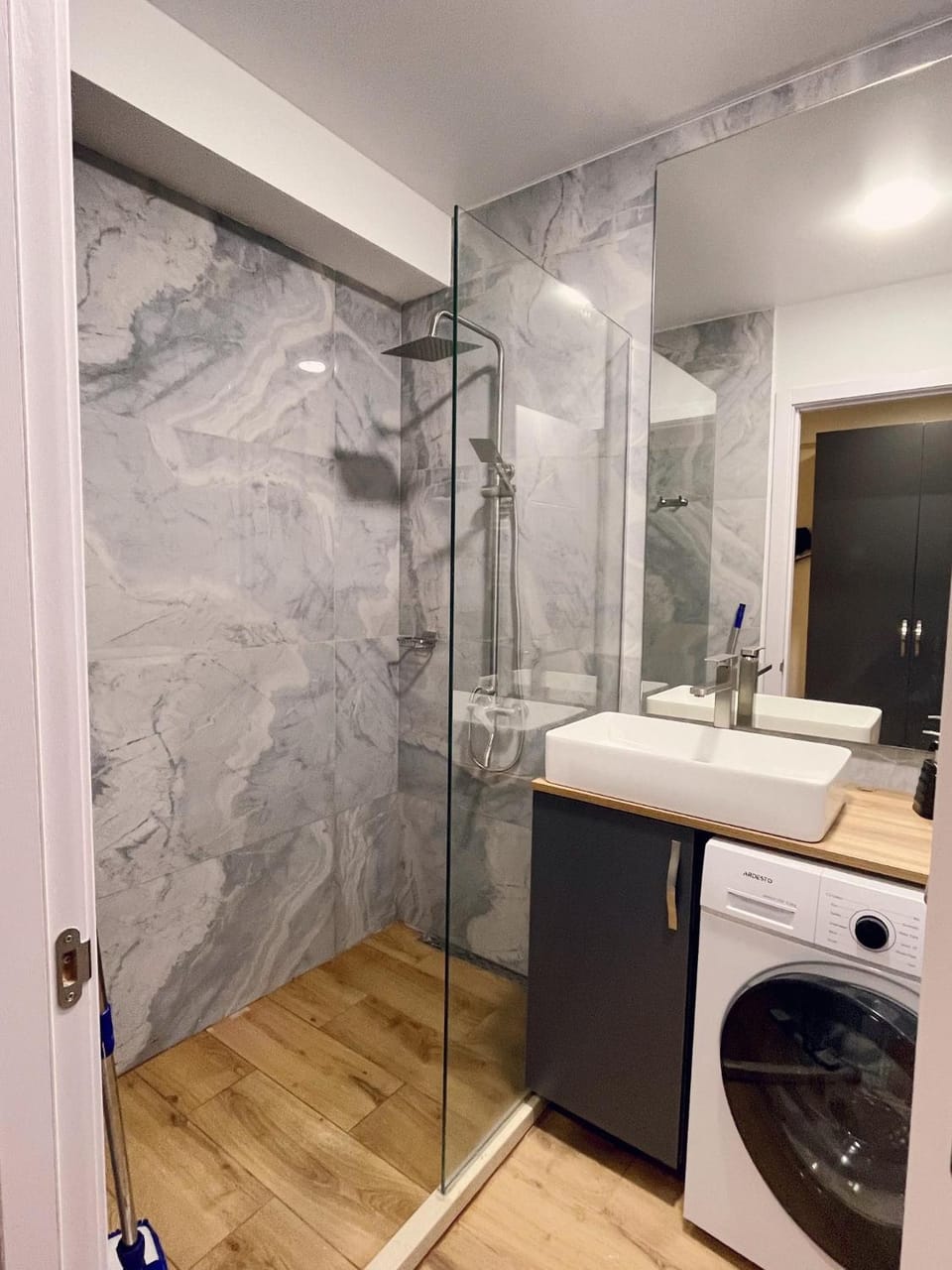 Shower, Bathroom, Kitchen or kitchenette, washing machine, dryer