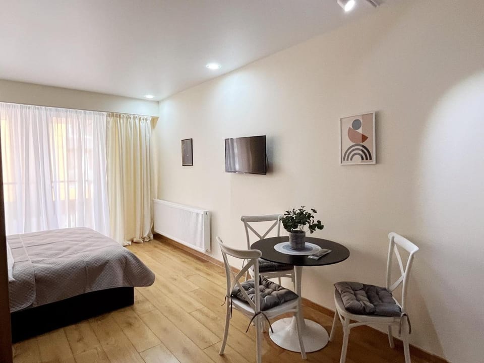 Bed, TV and multimedia, Living room, Seating area, Dining area, Bedroom