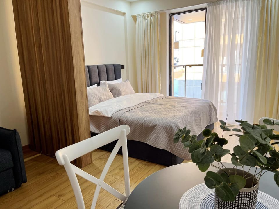 Bed, Living room, Photo of the whole room, Seating area, Bedroom
