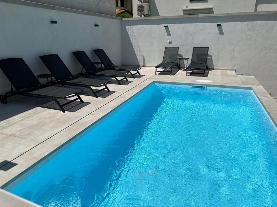 Day, Pool view, Swimming pool, sunbed
