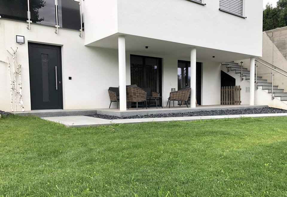 Property building, Garden, Garden, Balcony/Terrace