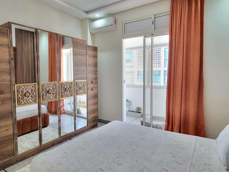 Bed, Photo of the whole room, Bedroom, wardrobe, air conditioner