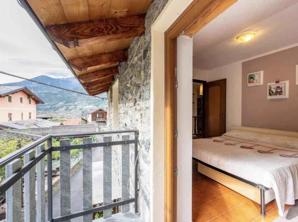 Balcony/Terrace, Bedroom, Mountain view