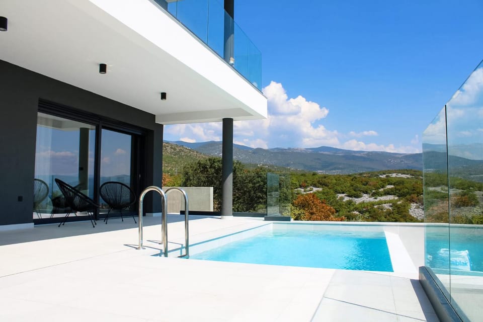 Patio, Day, Natural landscape, View (from property/room), Balcony/Terrace, Balcony/Terrace, Mountain view, Pool view, Swimming pool, sunbed