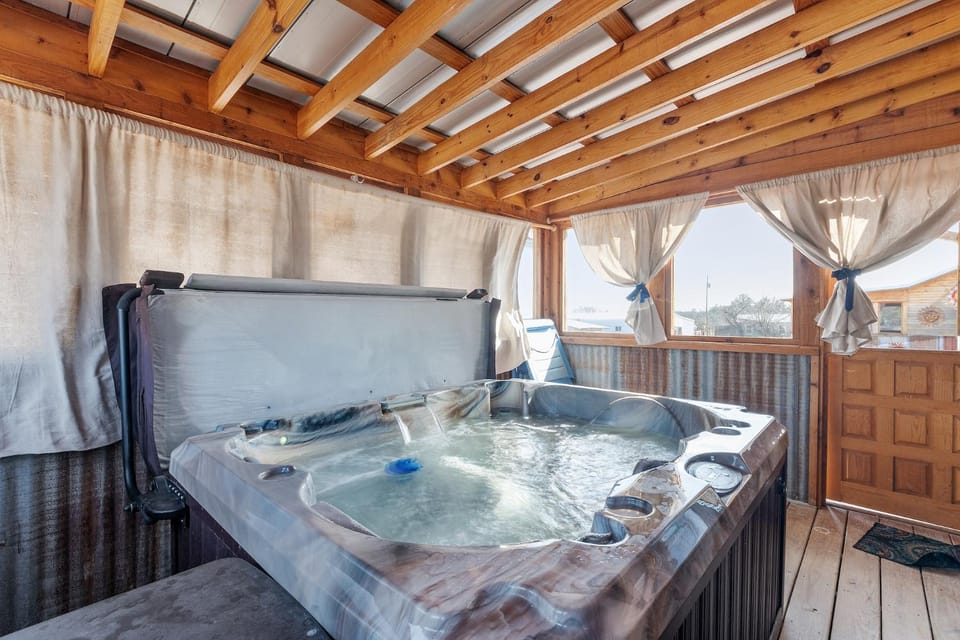 Hollmig Moon View - dog friendly Bed and Breakfast in Fredericksburg