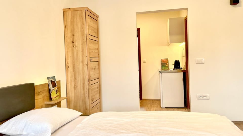 Bed, Kitchen or kitchenette, Bedroom, wardrobe