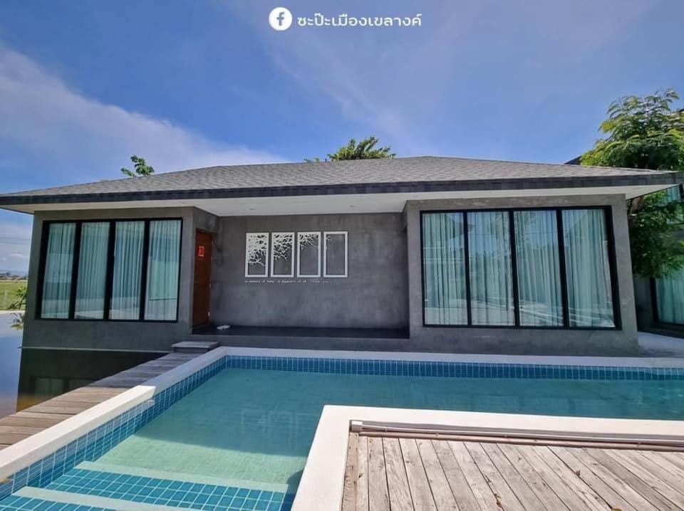 Property building, Day, Pool view, Swimming pool, sunbed