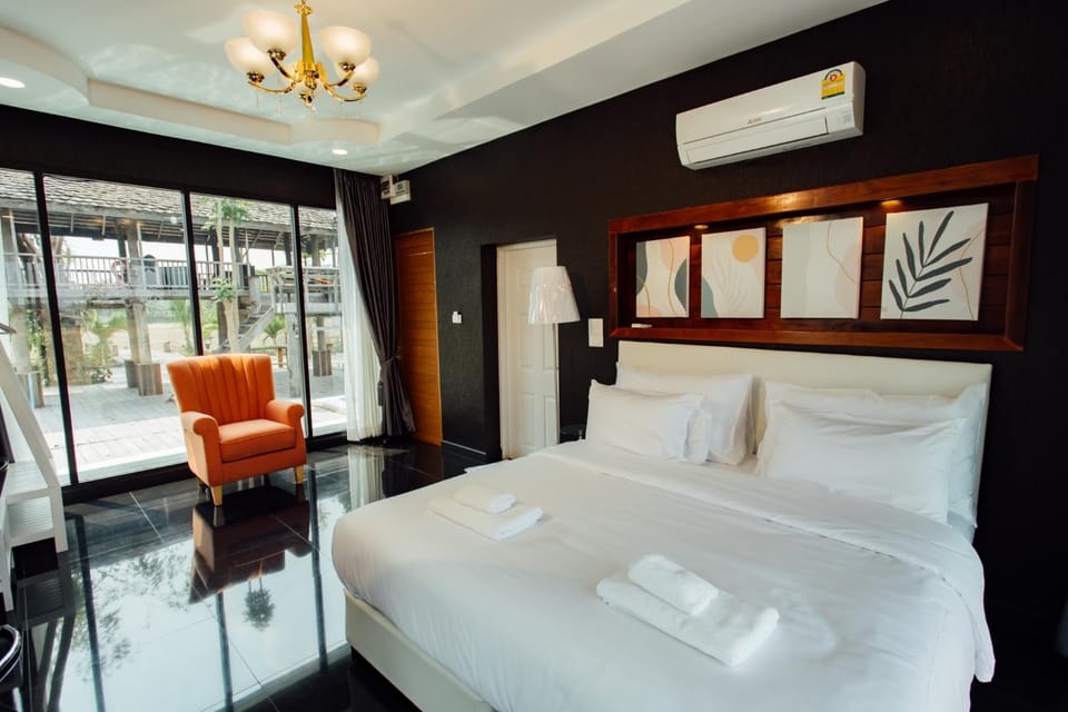 Bed, Living room, Photo of the whole room, Seating area, Bedroom, towels, air conditioner