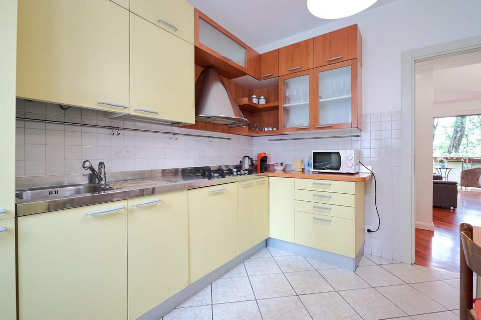 Kitchen or kitchenette, dishwasher, minibar, oven, stove