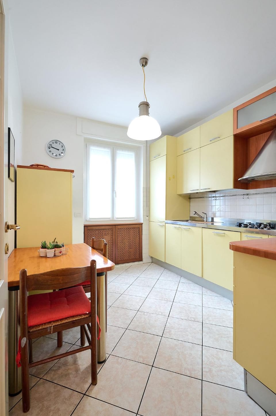 Kitchen or kitchenette, Dining area, stove