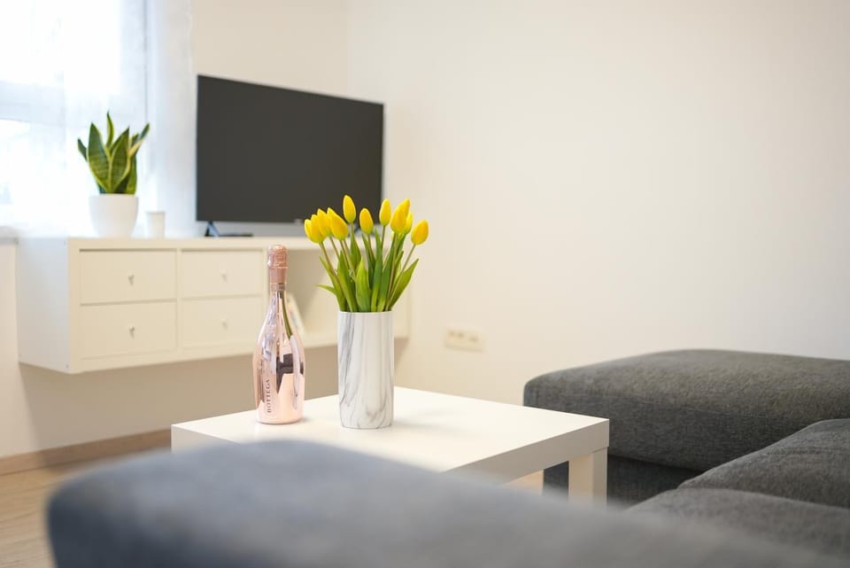 Communal lounge/ TV room, TV and multimedia, Living room, Seating area, Evening entertainment