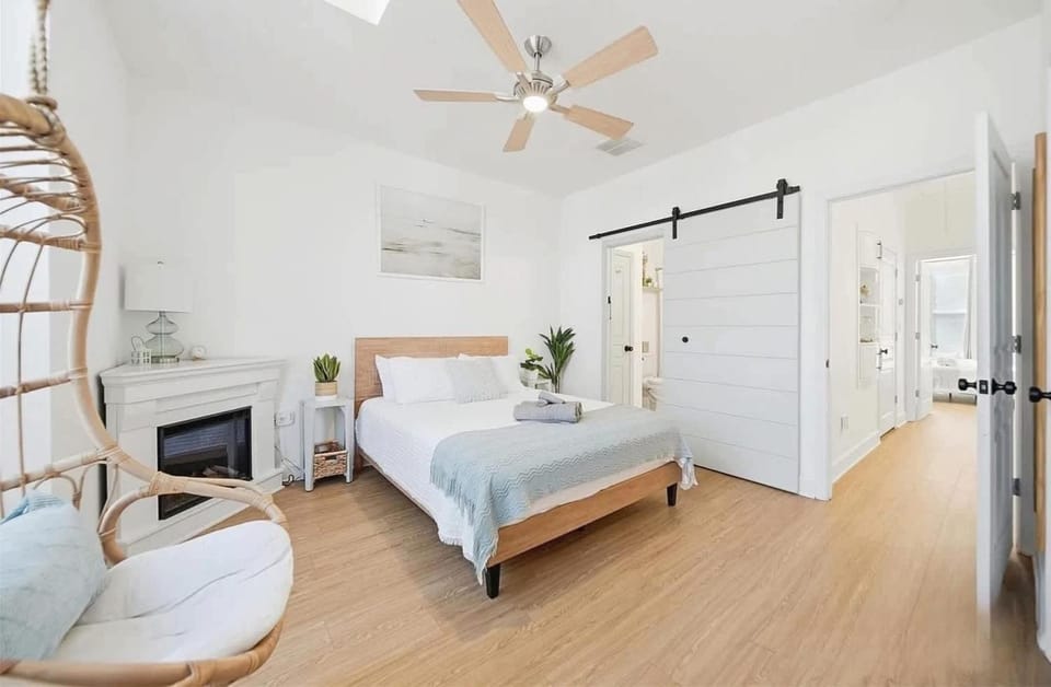 Urban Retreat Walk to Stadiums & Uptown, including Parking & Home Gym House in Charlotte