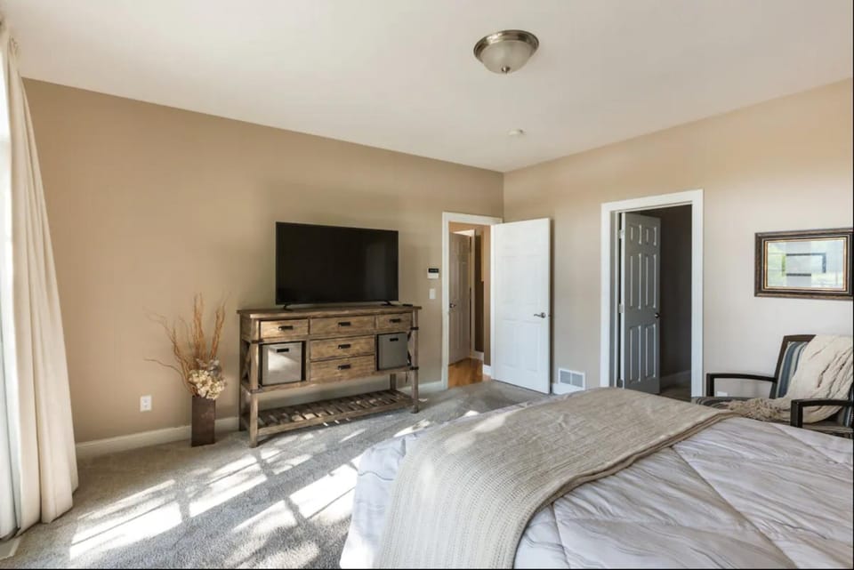 Bed, TV and multimedia, Photo of the whole room, Bedroom