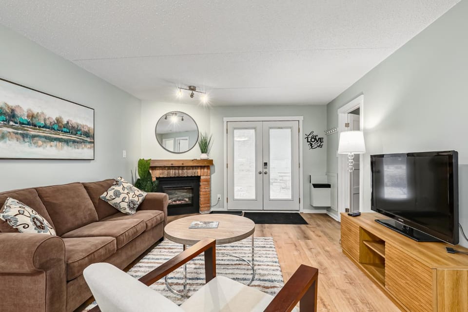 The Nordic - Central Collingwood Condo House in Collingwood
