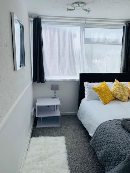 Aylesbury Apartment for Contractors and Holidays - FREE Parking for cars and vans Apartment in Aylesbury