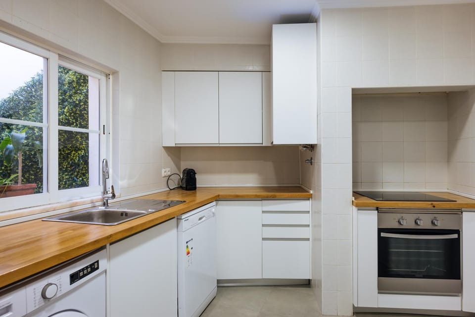 Kitchen or kitchenette, Communal kitchen, dishwasher, stove
