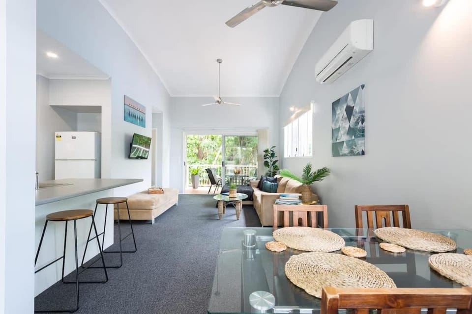Dining area, kitchen