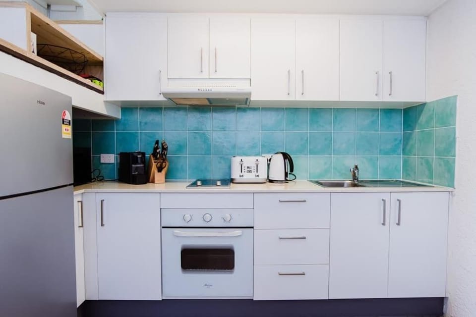 Coffee/tea facilities, Kitchen or kitchenette, stove, toaster