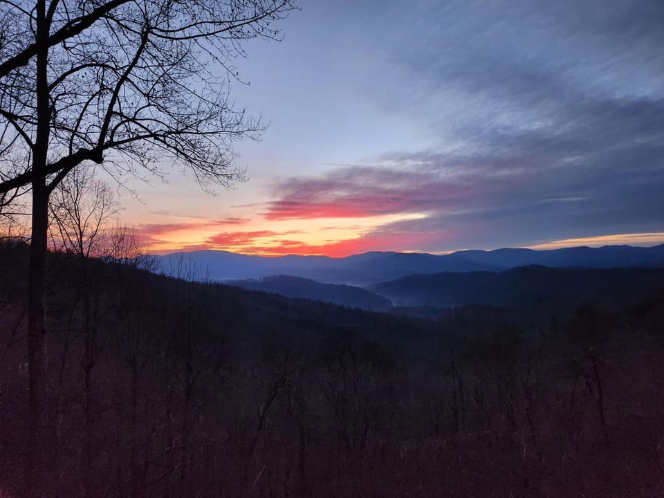 Over the Moon-Hot tub, Pets Friendly, Wifi, Gameroom. Mountain View, Wet Bar, House in Union County