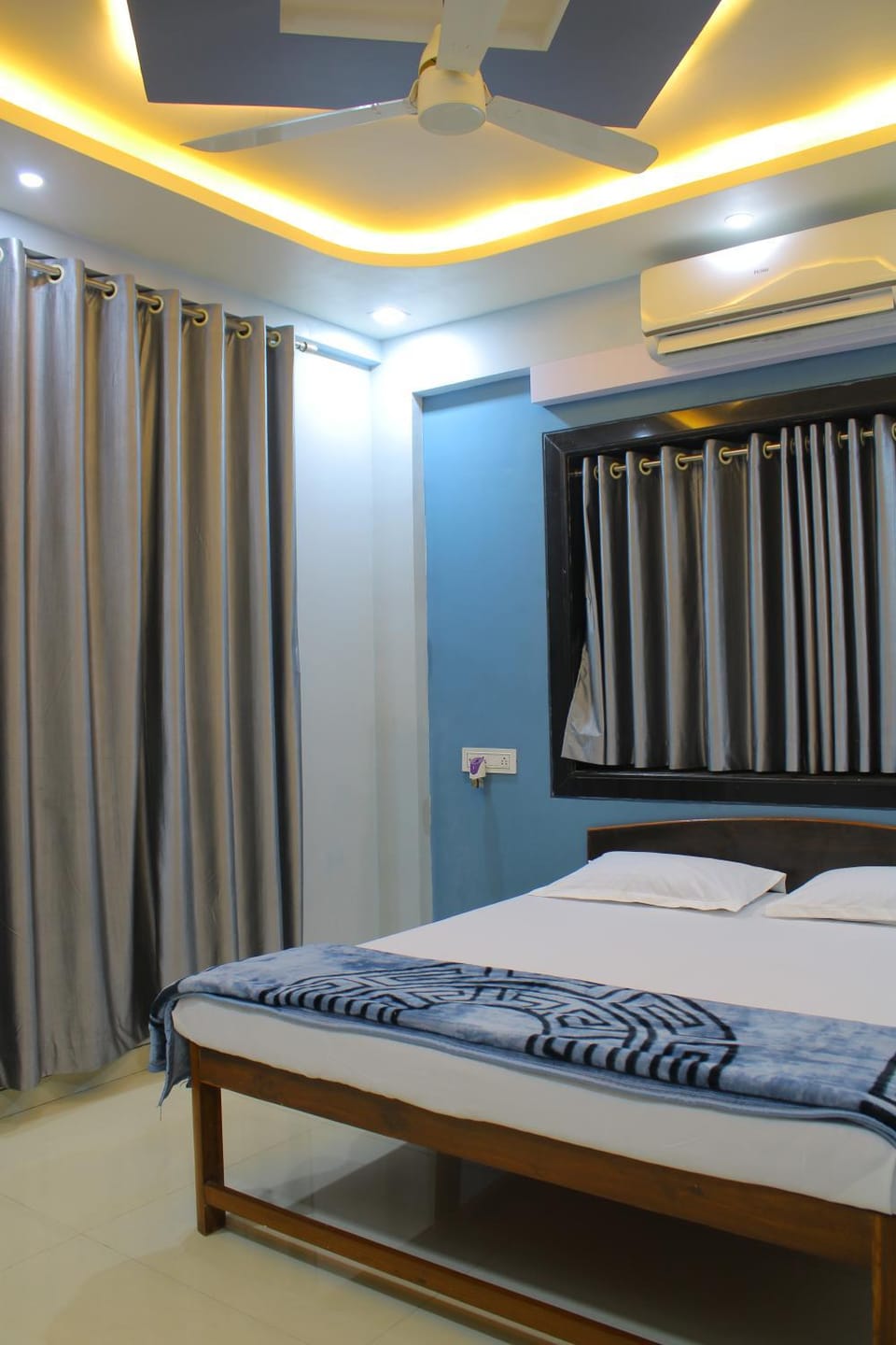 Bed, TV and multimedia, View (from property/room), Photo of the whole room, Bedroom