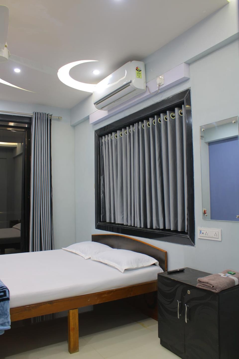 Bed, Bedroom, wardrobe, air conditioner