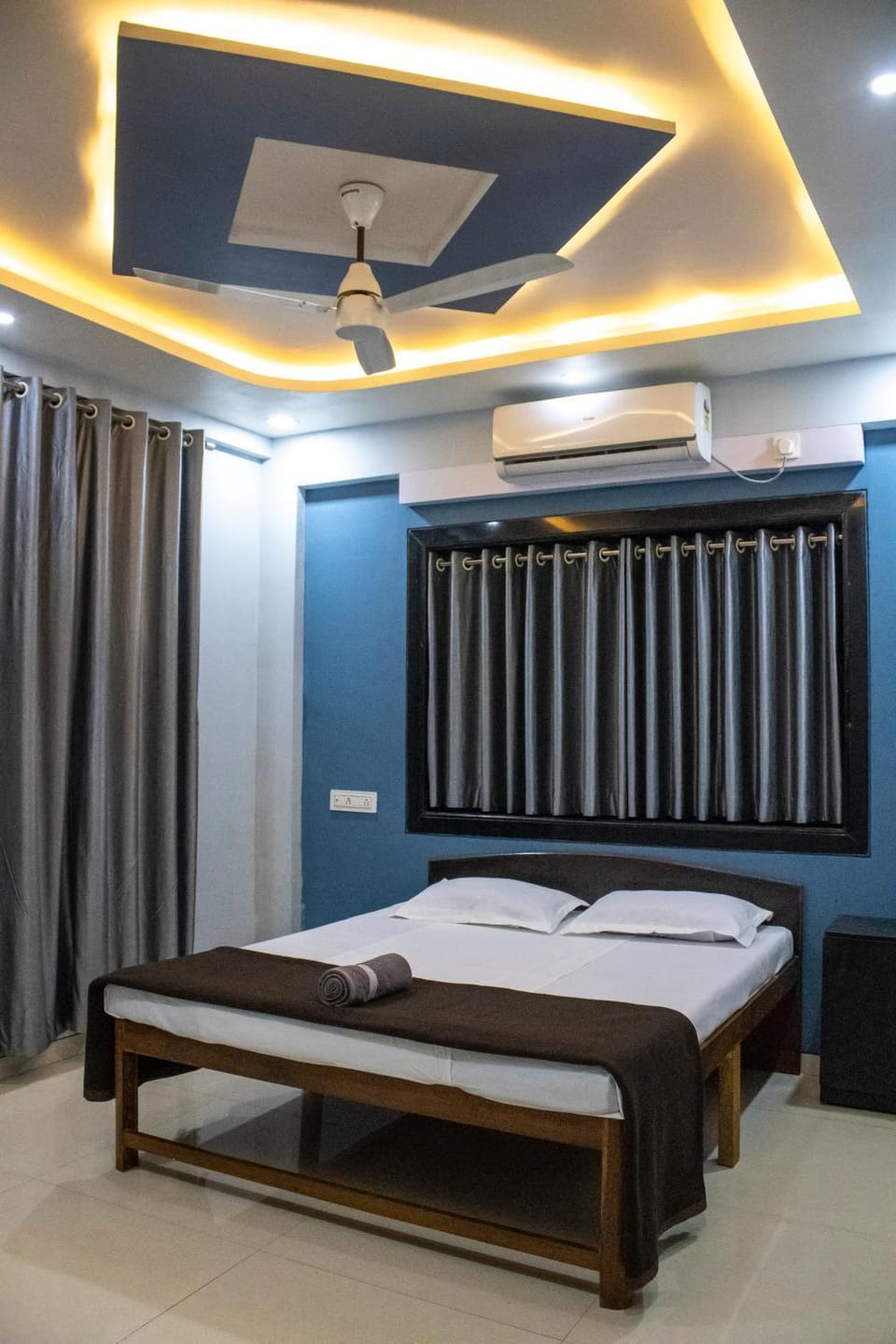 Bed, Photo of the whole room, Bedroom, fireplace, air conditioner
