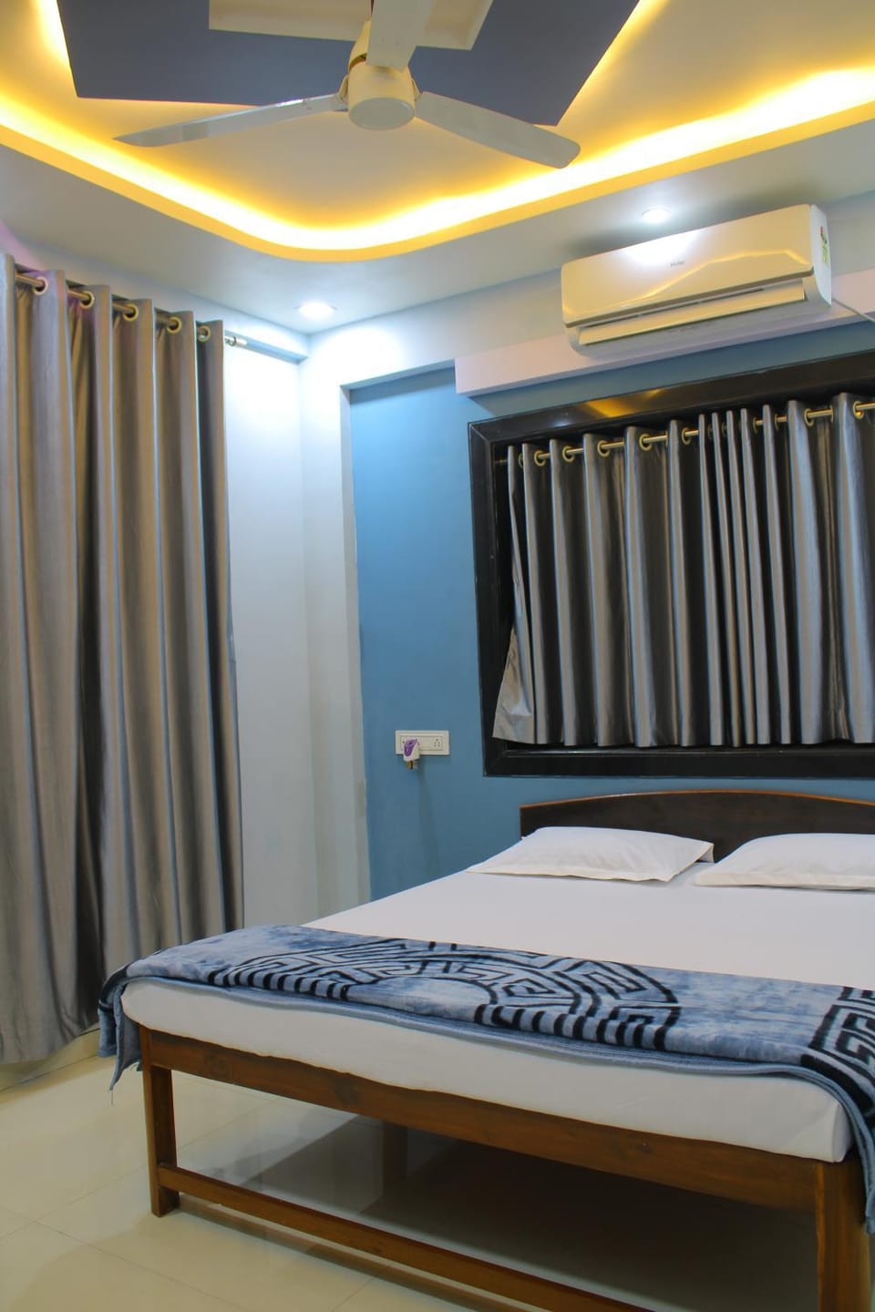 Bed, TV and multimedia, View (from property/room), Bedroom