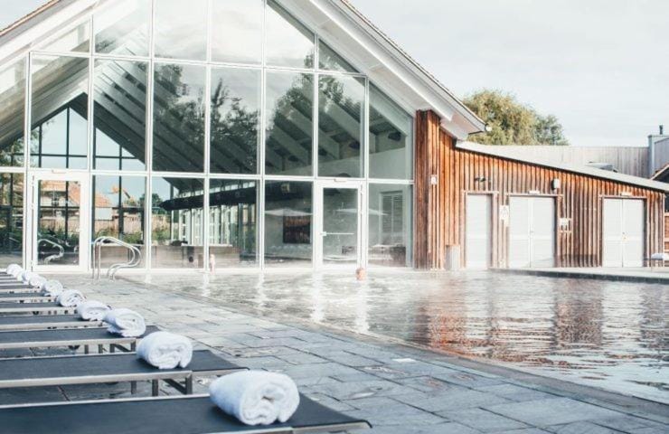 Cotswolds Lakehouse, with hot tub & spa access, Lower Mill Estate House in Cotswold District