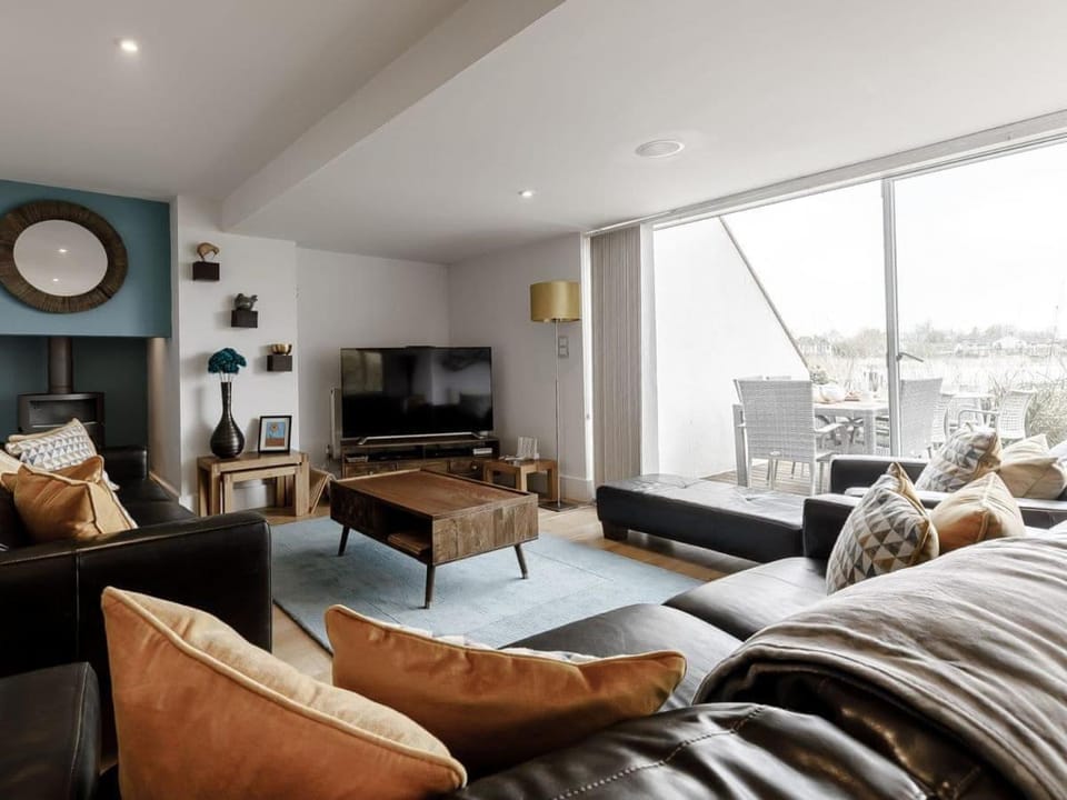 TV and multimedia, Living room, Photo of the whole room, Seating area, Evening entertainment