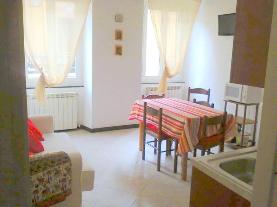 Kitchen or kitchenette, Living room, Seating area, Dining area