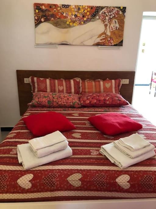 Bed, Photo of the whole room, towels