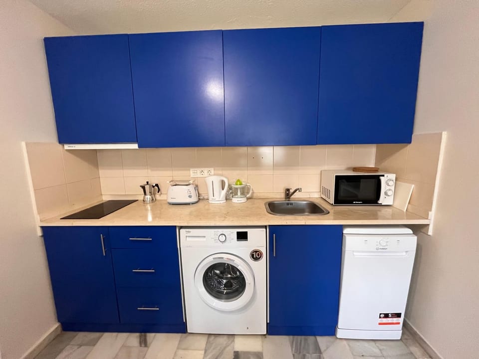 Kitchen or kitchenette, minibar, stove, toaster, washing machine