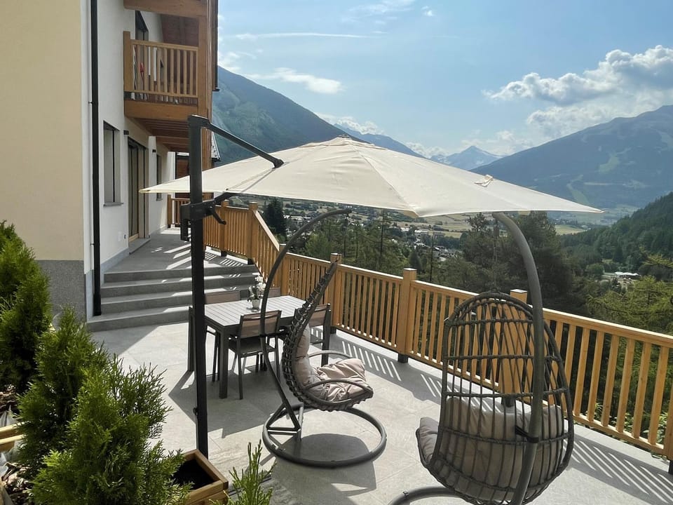 Property building, Balcony/Terrace, Mountain view