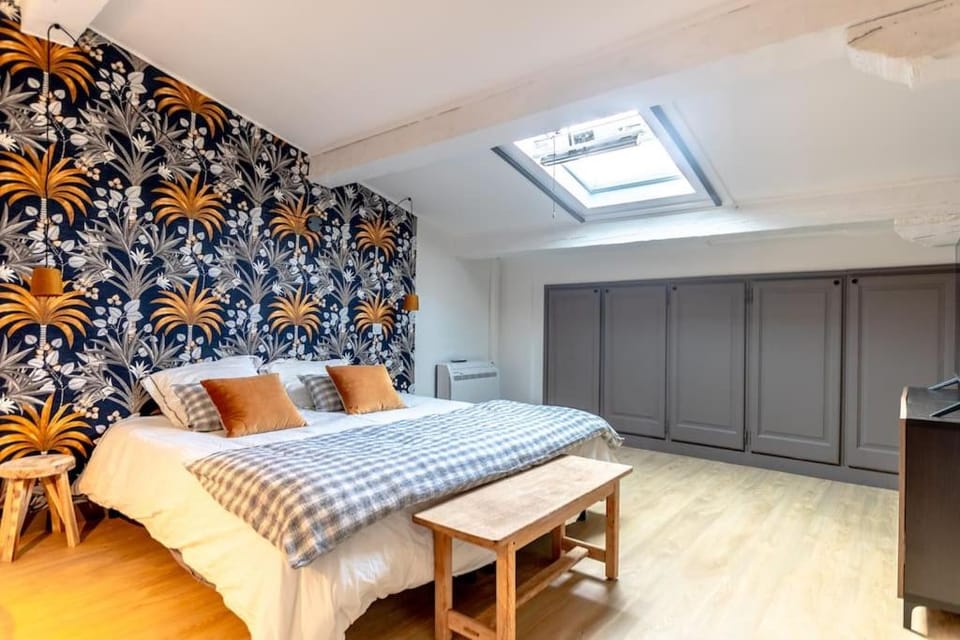 Photo of the whole room, Seating area, Bedroom