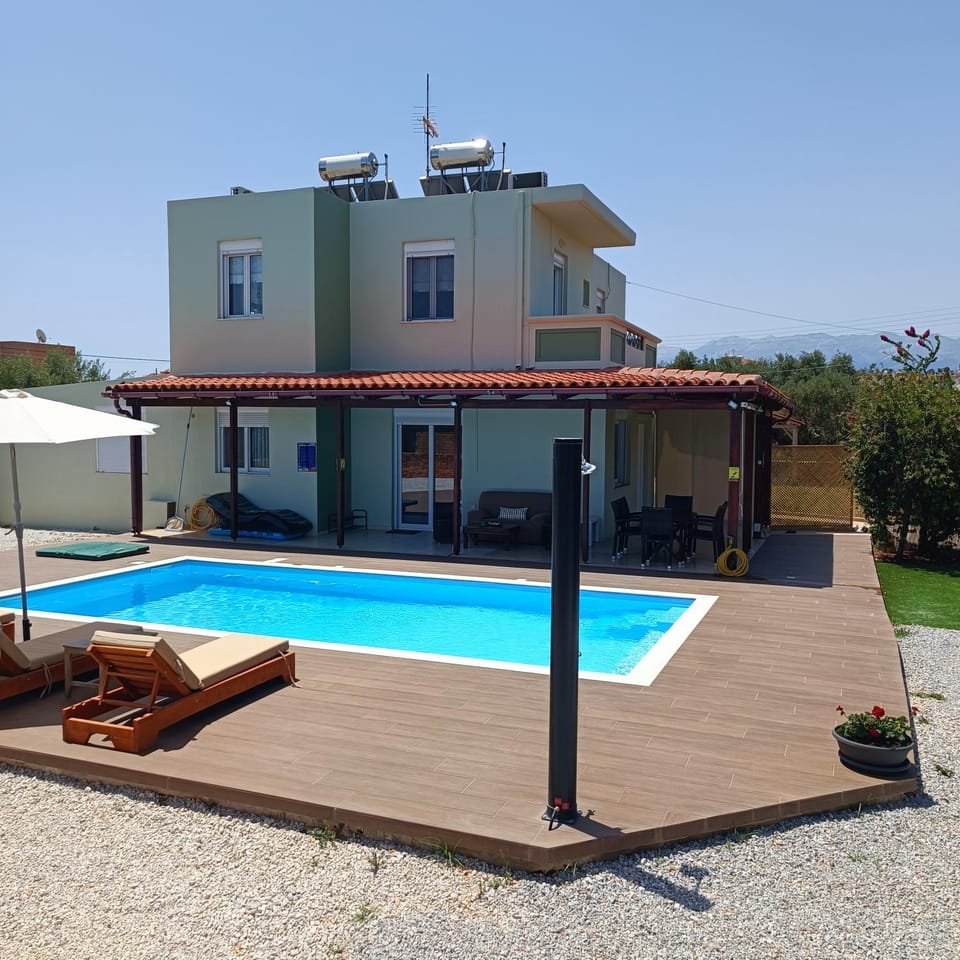 Property building, Day, Swimming pool